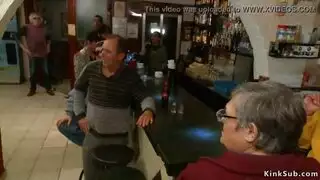 مثلية ثلاثية صريحة: سمراء كبيرة الصدر تُحشى مزدوجة حتى ذروة شديدة