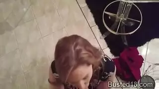 مريضة شقراء صغيرة تتوسل للحصول على حقنة مني