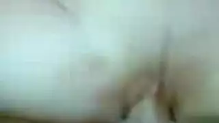 أم مطلقة مثيرة تخلع ملابس النوم لتحصل على فعل إكس إكس إكس عنيف