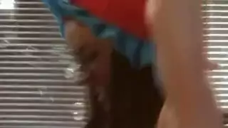 نساء ناضجات يدهن الزيت ويأخذن قضيبًا كبيرًا