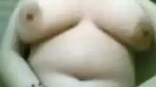 امرأة ناضجة تأخذ قضيب الشاب الصلب