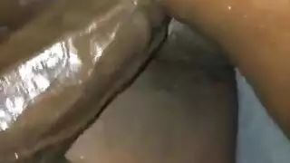 شرج بين أعراق بوضعية الكلب: تتوسل لقذفه