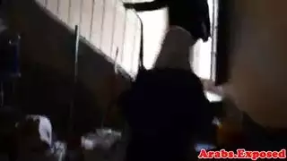 محجبة تنزل على رجل في مشهد جنس عربي صريح