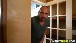 خيال جنسي في المطبخ: عارية ومستعدة لجنس عنيف