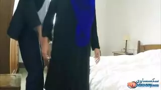إباحي عربي: فتاة محجبة تختنق بقضيب كبير قبل أن تأخذ الحمولة