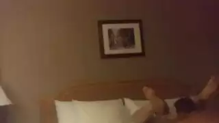 جلسة جنس جماعي في الفندق: فتاة عربية تخدم الطابق بأكمله