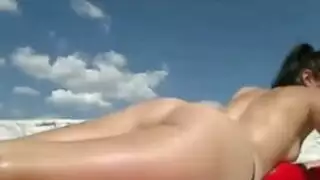 جنس سحاقي على الشاطئ: إثارة متبادلة حتى النشوة