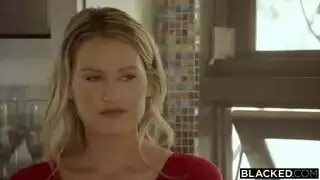 شقراء مذهلة تمارس جنس قاسي مع عشيق أسود في لقاء سري