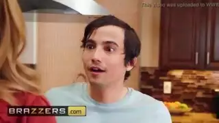 علاقة عائلية إباحية: جنس خشن في المطبخ مع العمة