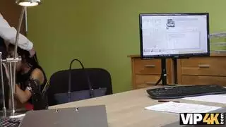 اجتماع عمل يتصاعد إلى قذف في الحلق وجنس كلابي عنيف