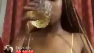 حلمة المراهقة النحيفة تأخذ قضيبًا أسود سميكًا