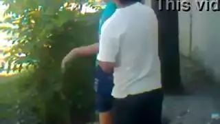 نيك في الطبيعة: شاب يفرك انتصابه على طيزها العارية