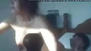 جميلة مرضعية تقدم مصًا مبللاً وفوضويًا