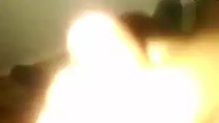 بورنو المشاهير: كارينا كابور تُقْذَف داخلها