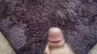 استمناء بقضيب مشعر مكثف يُغمر الأرض بالسائل المنوي