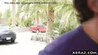 أم مثيرة محرومة تأخذ قضيب الجار عميقاً في مهبلها