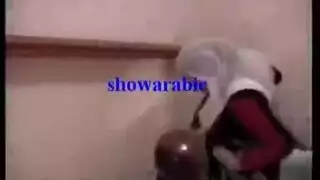 ثلاث عاهرات مثيرات تعبد قضيبًا محظوظًا