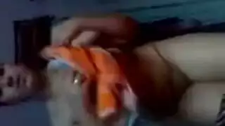 الفتاة وقحة تسجل جلسة العزف المنفرد القذرة في حوض الاستحمام