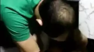 مراهق يمارس الجنس في فتحة العاهرة بلا رحمة