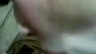 زوجة خائنة تمص قضيب عشيقها السري في فيلم جنسي