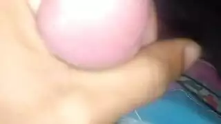 فتاة ترتدي النظارات تستمتع بدش ذهبي ساخن على وجهها