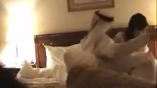 جميلة عربية شابة تُهيمن عليها أمير في مشهد غرفة نوم إباحي