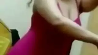 عرض رقص استربتيزر ذات أثداء حقيقية تستمني وتتمايل مبللة