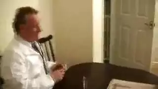 الجدة الشقراء المكتنزة باللون الأحمر ، الزي اللاسي على وشك ممارسة الجنس بشكل عرضي مع ابنها