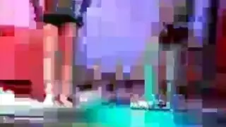 خيال البول الإباحي: ثلاث نساء تخدم قضيبًا أسود ضخمًا