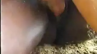 مشهد إباحي على الشاطئ: شرج قوي مع هاوية إفريقية