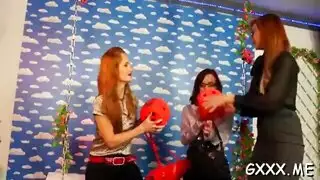 إباحية شاطئية: فتاة مثارة تمارس الجنس بعنف بين الأمواج