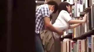 مواجهة في الفصل: طالبة ذات صدر كبير تتعرض للصفع في فيلم سحاقي إباحي