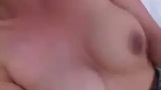 عراك جماعي عنيف مع حركات قضيب ضخم غير مغطى