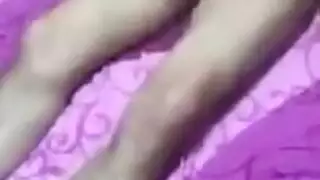 عربية مثارة تأخذ قضيبين في جلسة نيك مزدوج عنيفة