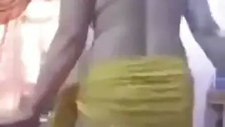 فتيات عاهرات عاريات بالكامل في بيت دعارة