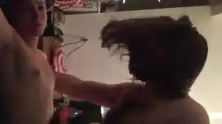 هاوية شابة تمارس الجنس مع نفسها بألعاب رغبة في مضاجعة قوية