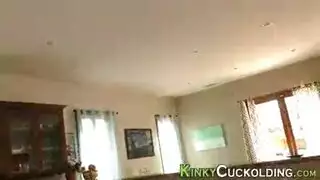 الزوجة تُضاجع بقضيب أسود كبير في مشهد ديوث