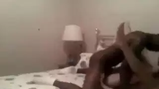 عاهرة أفريقية تخدم القضيب ثم تأخذ وضعية الكلب القاسية