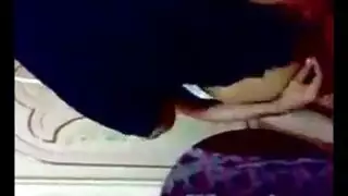 علاقة سرية: الشاب يهيمن على زوجة الأب بالقبل واللعق