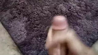 استمناء مشعر نابض ينتهي برشاش فوضوي على السجاد