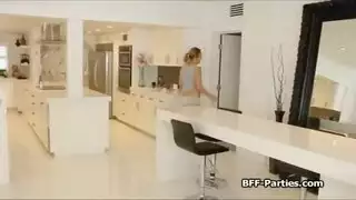 شاب زبه ثخين يتناوب على نيك ثلاث بنات شقراوات مثيرات