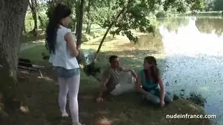 فرنسية مغرية تمارس جنس ثلاثي صعب بينما صديقتها تسجل