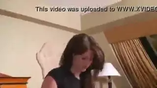 شابة فاتنة تهيمن على شاب في جنس صريح