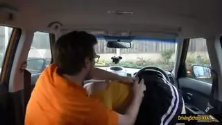 xnxx xnxx الجنس ابن والدته أثناء تدريس القيادة في مواقع مثيرة