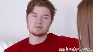 شابة جميلة تستسلم للجنس الخشن في أول فيلم إكس إكس إكس لها