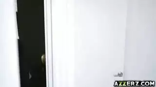 شقراء تتعلم الجنس السحاقي بالعضو الصناعي لتعليم حبيبها كيفية النيك