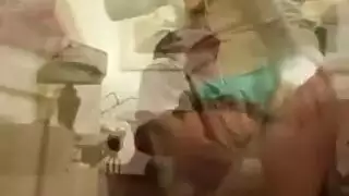 فوتاناري الذات الوجه على ركبتيها