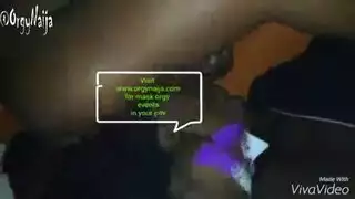 جنس متوحش في القفص مع تمثيل دور الحيوان الأليف