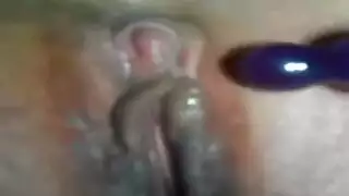 مشهد إباحي: فتح فرجها وشرجها على مصراعيهما