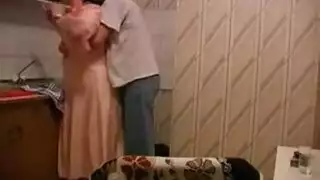 كاميرا خفية تلتقط روسي سكران ينيك خالته بعنف في المطبخ